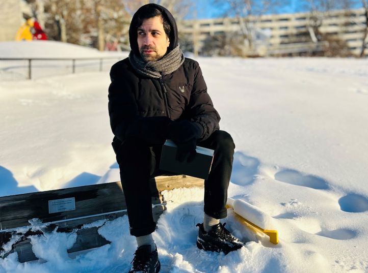 en person som sitter på et snowboard