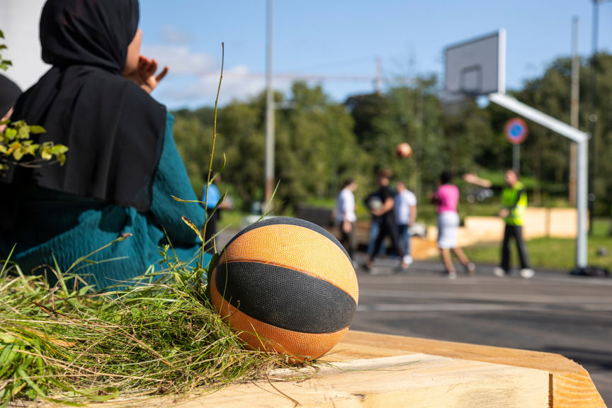 en basketball på bakken en basketball på bakken