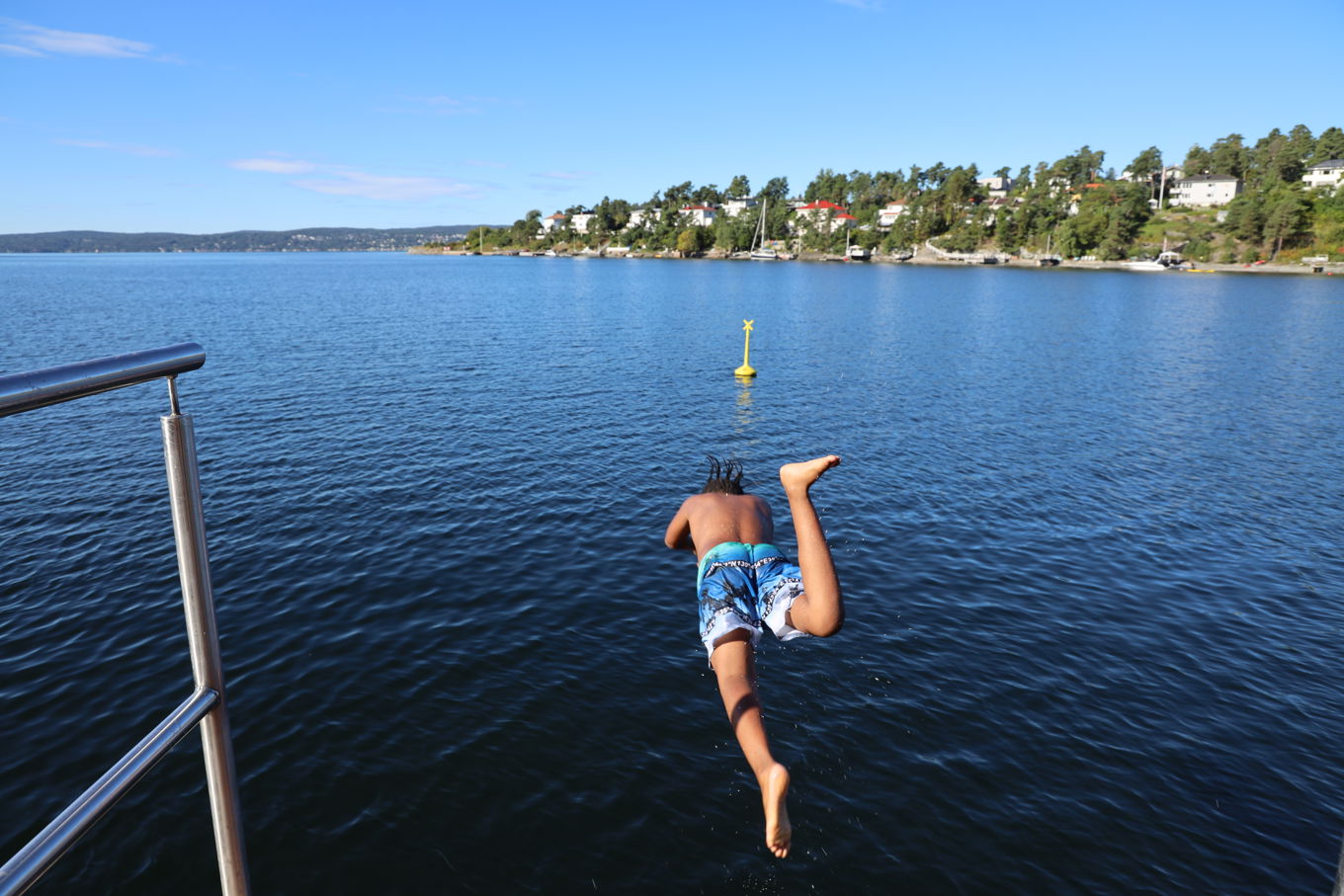 En person som stuper ut i Oslofjorden.