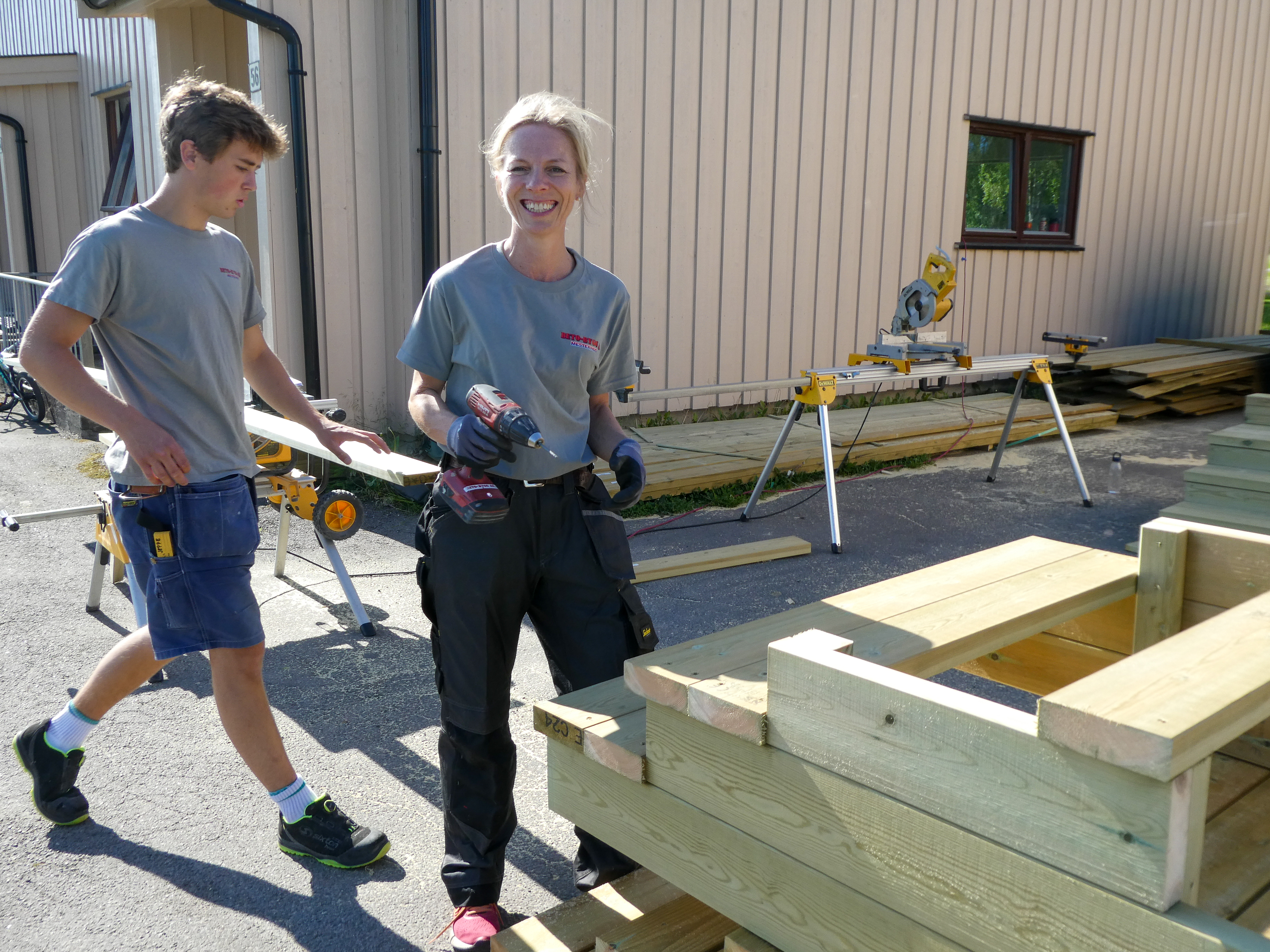 Marte G. snekrer trapp mens t&oslash;mrerl&aelig;rling Jeppe Bervell Johnsen haster forbi midt i egen svennepr&oslash;ve