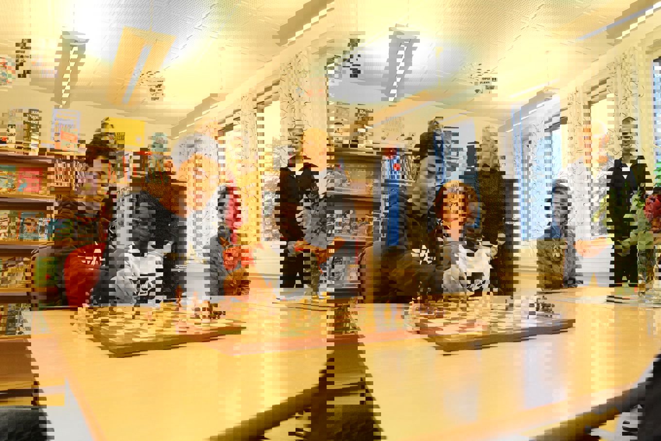 Dronning Sonja på besøk på Apalløkka skole