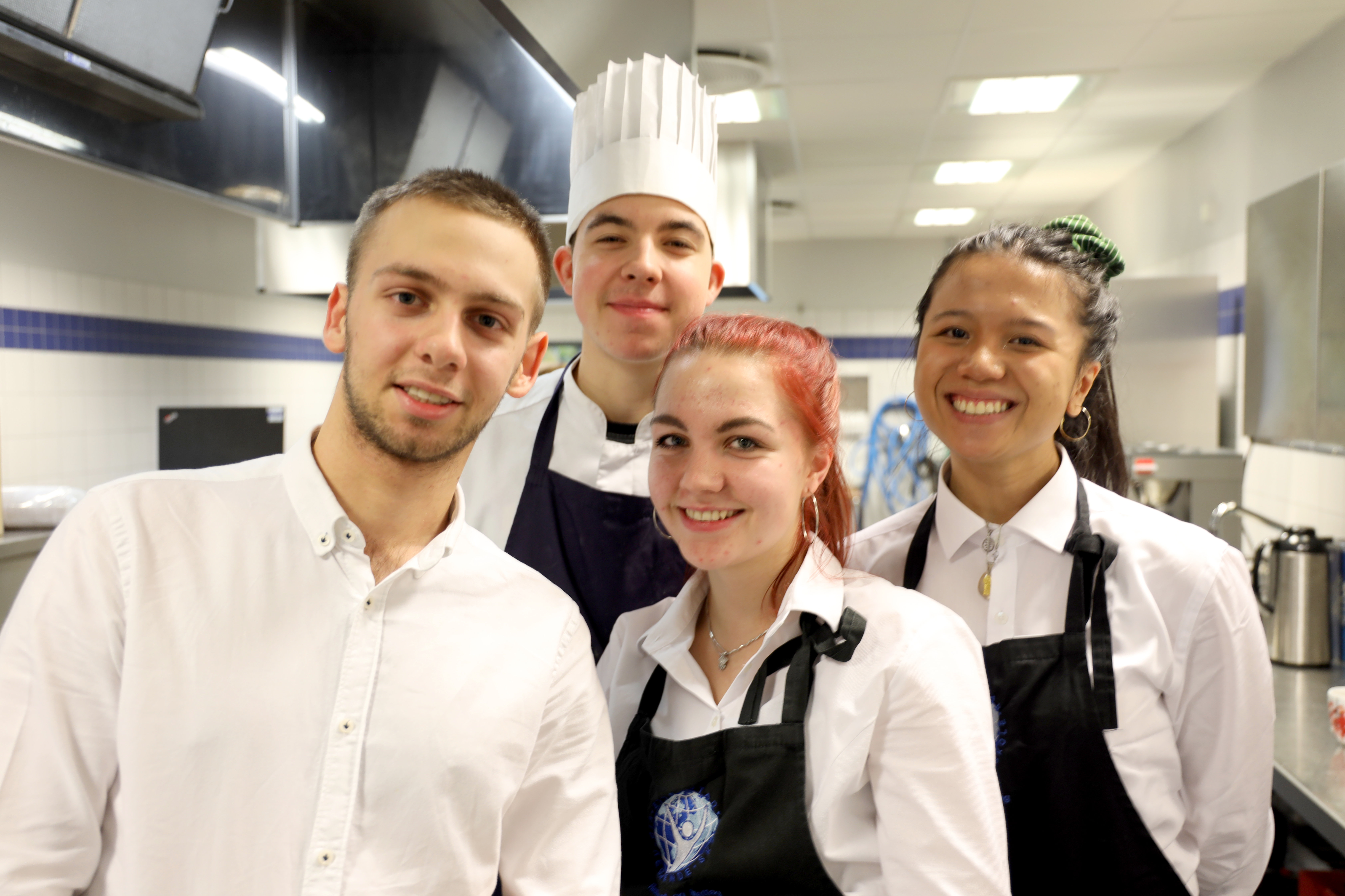 Elever på Restaurant og matfag på Etterstad vgs. (Foto: Heidi M. Skjebstad)