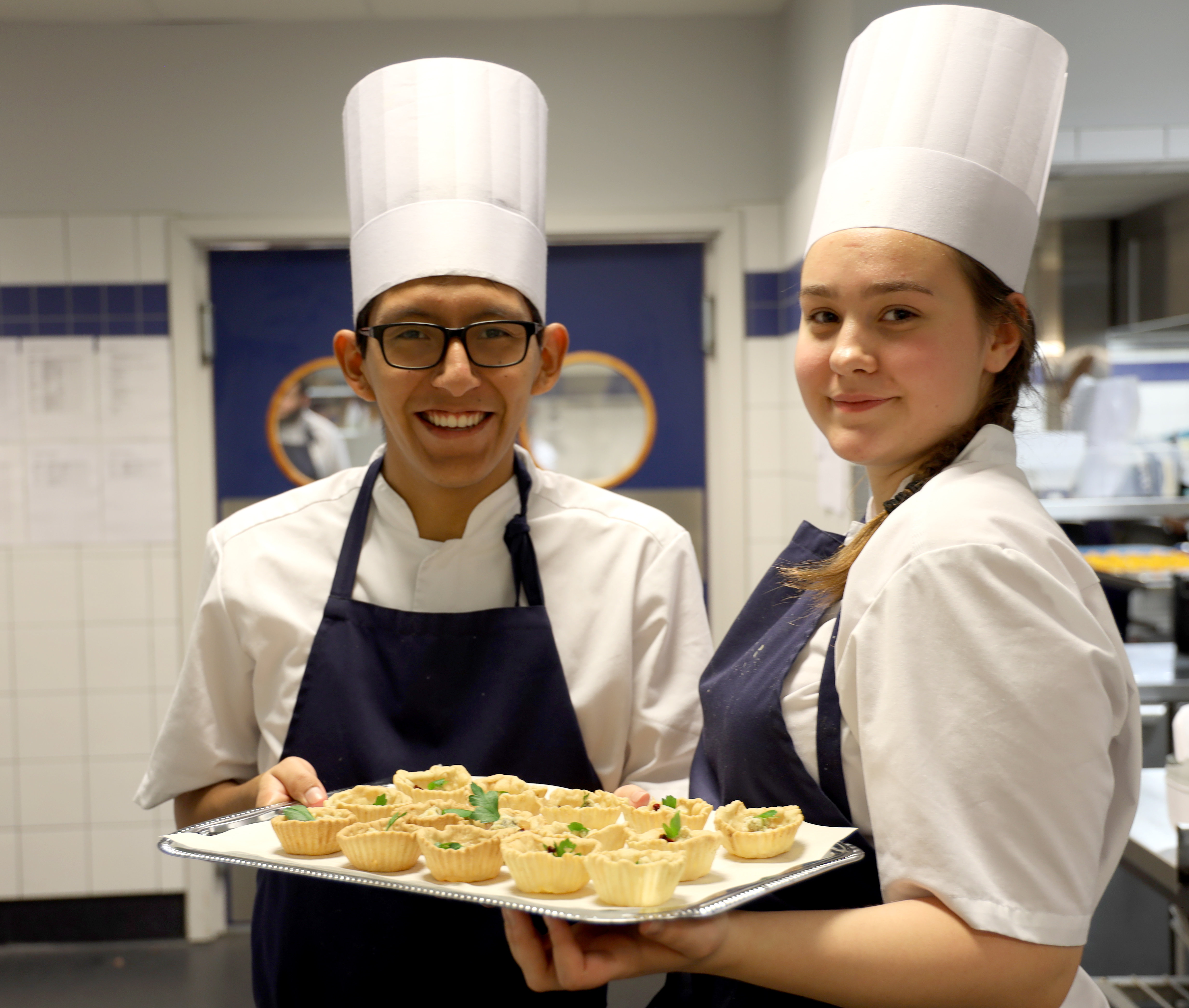 Elever på Restaurant og matfag på Etterstad vgs. (Foto: Heidi M. Skjebstad)