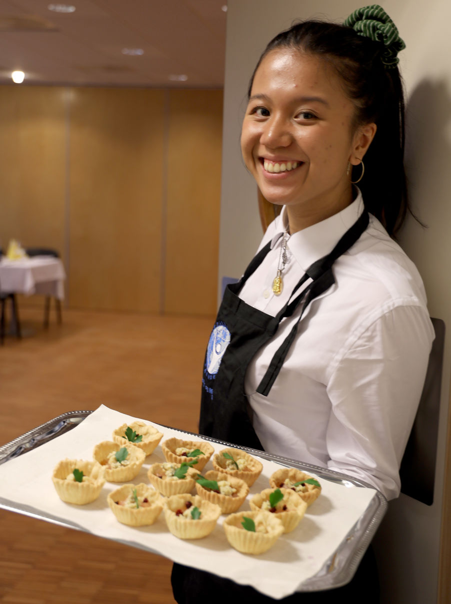 Julia skal bli servitør. (Foto: Heidi M. Skjebstad)