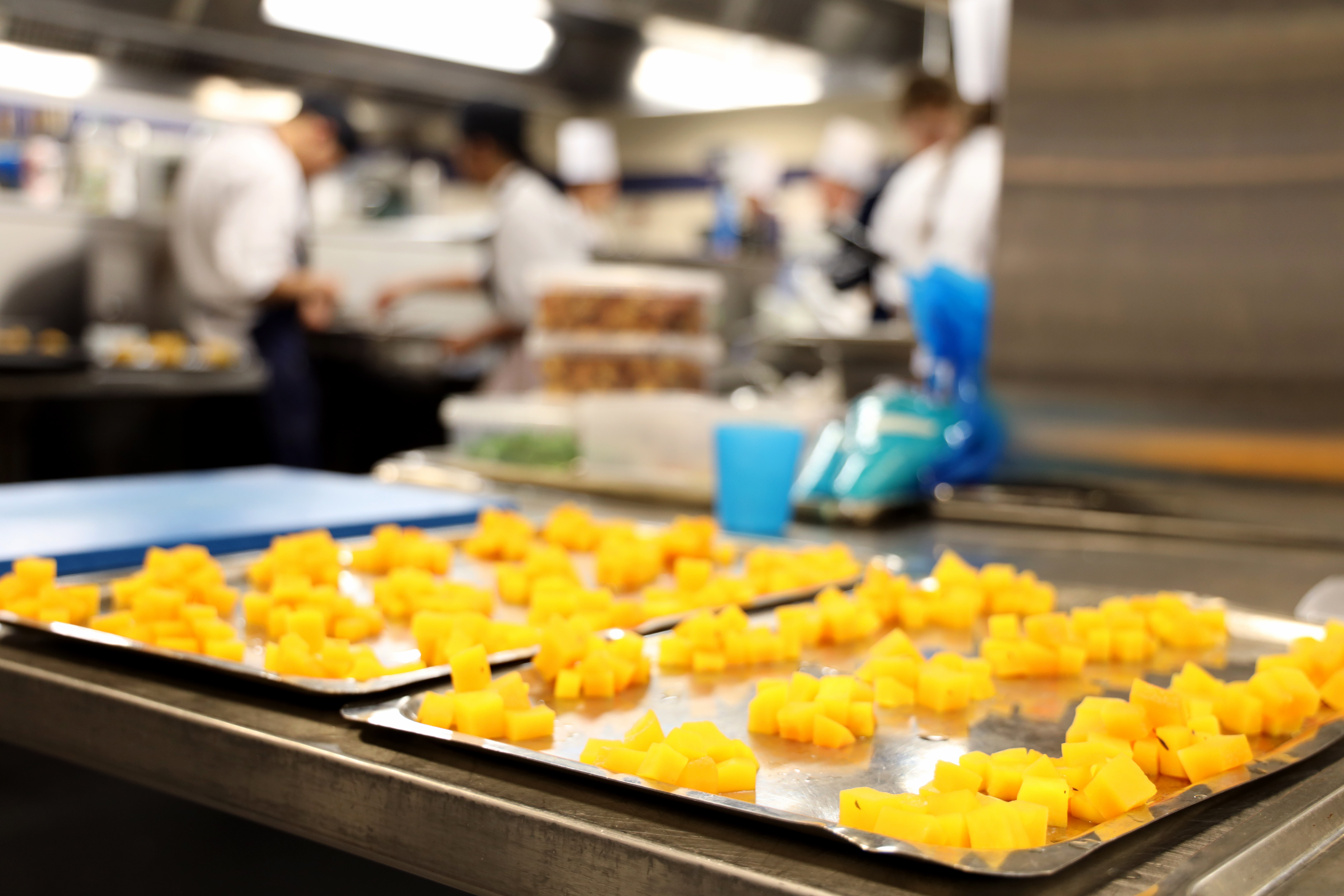 Maten tilberedes (Foto: Heidi M. Skjebstad)