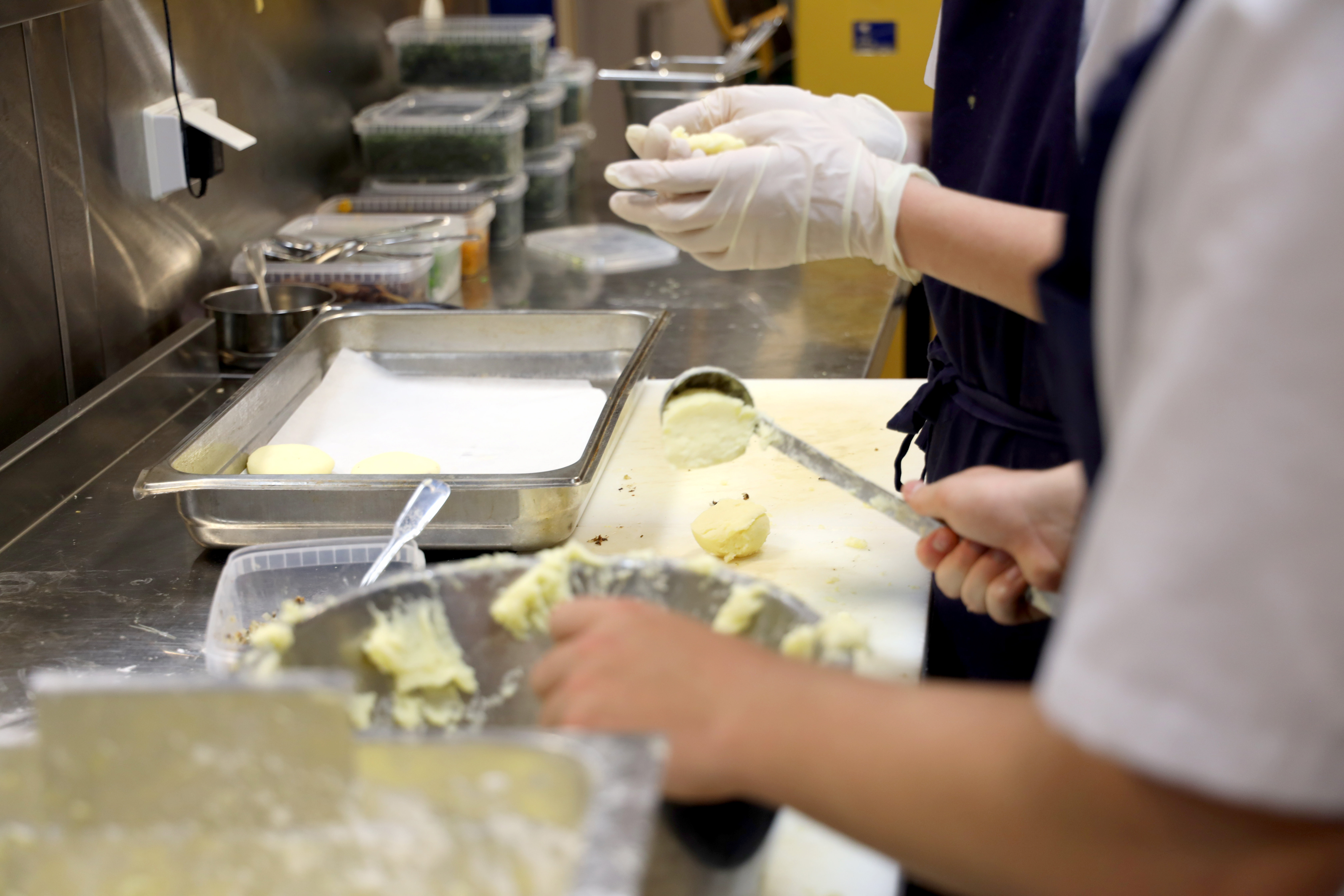Maten tilberedes på Restaurant Neptun. (Foto: Heidi M. Skjebstad)