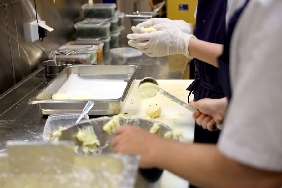 Maten tilberedes på Restaurant Neptun. (Foto: Heidi M. Skjebstad)