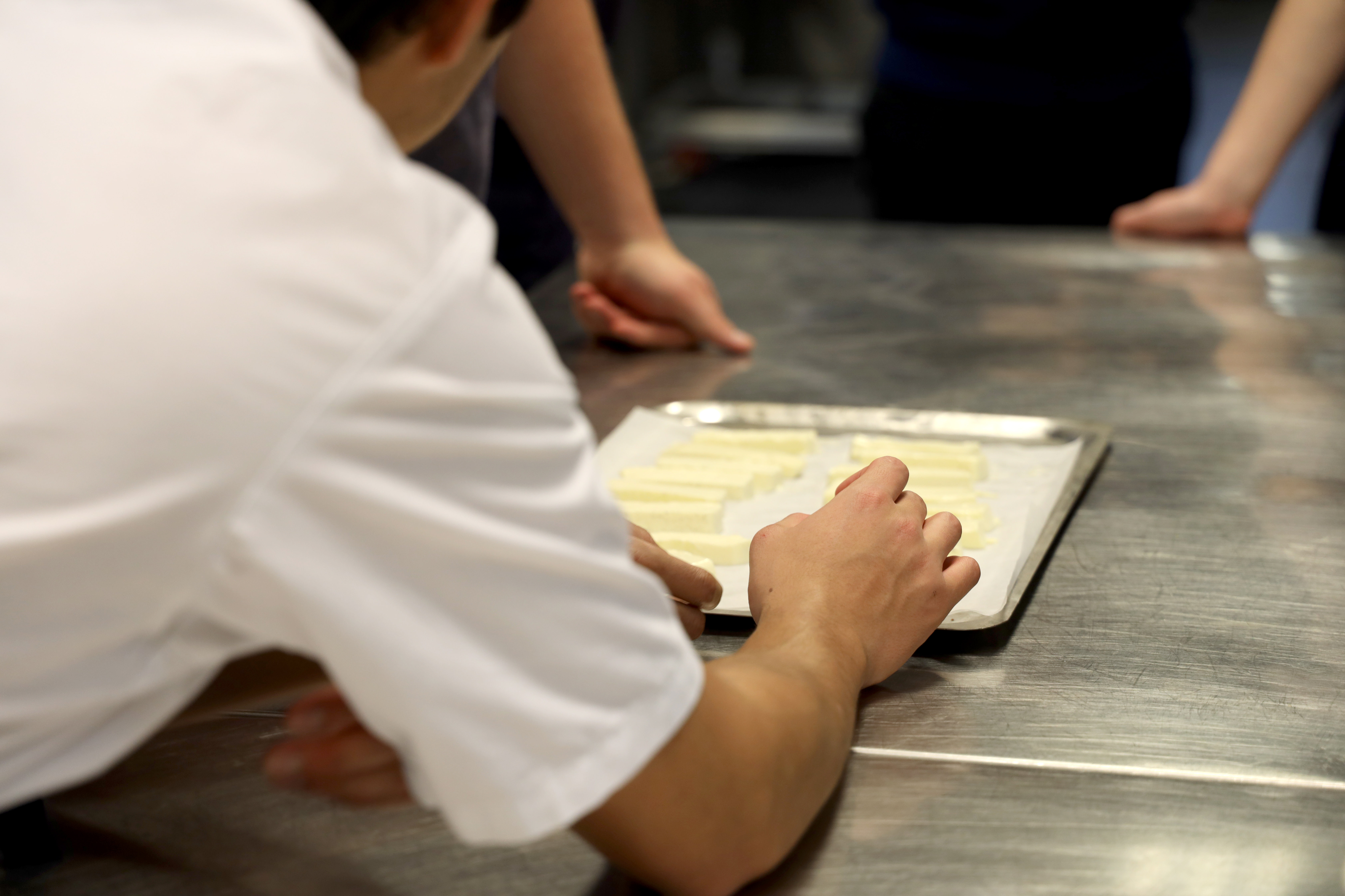 Maten tilberedes på Restaurant Neptun. (Foto: Heidi M. Skjebstad)
