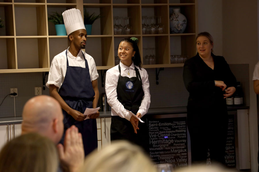 Elevene på Etterstad vgs driver sin egen restaurant. (Foto: Heidi M. Skjebstad).
