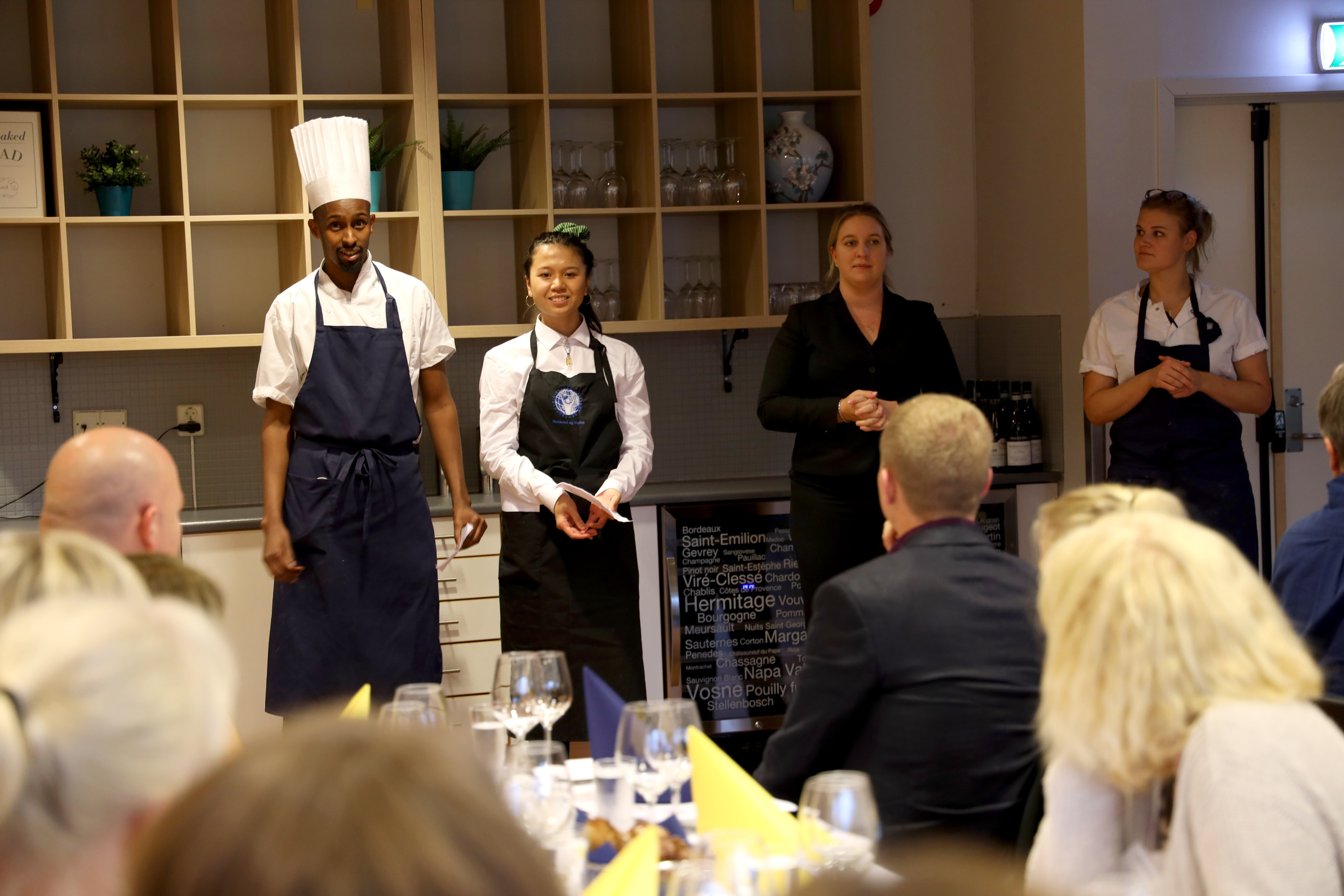 Elevene på Etterstad vgs. driver sin egen restaurant (Foto: Heidi M. Skjebstad).