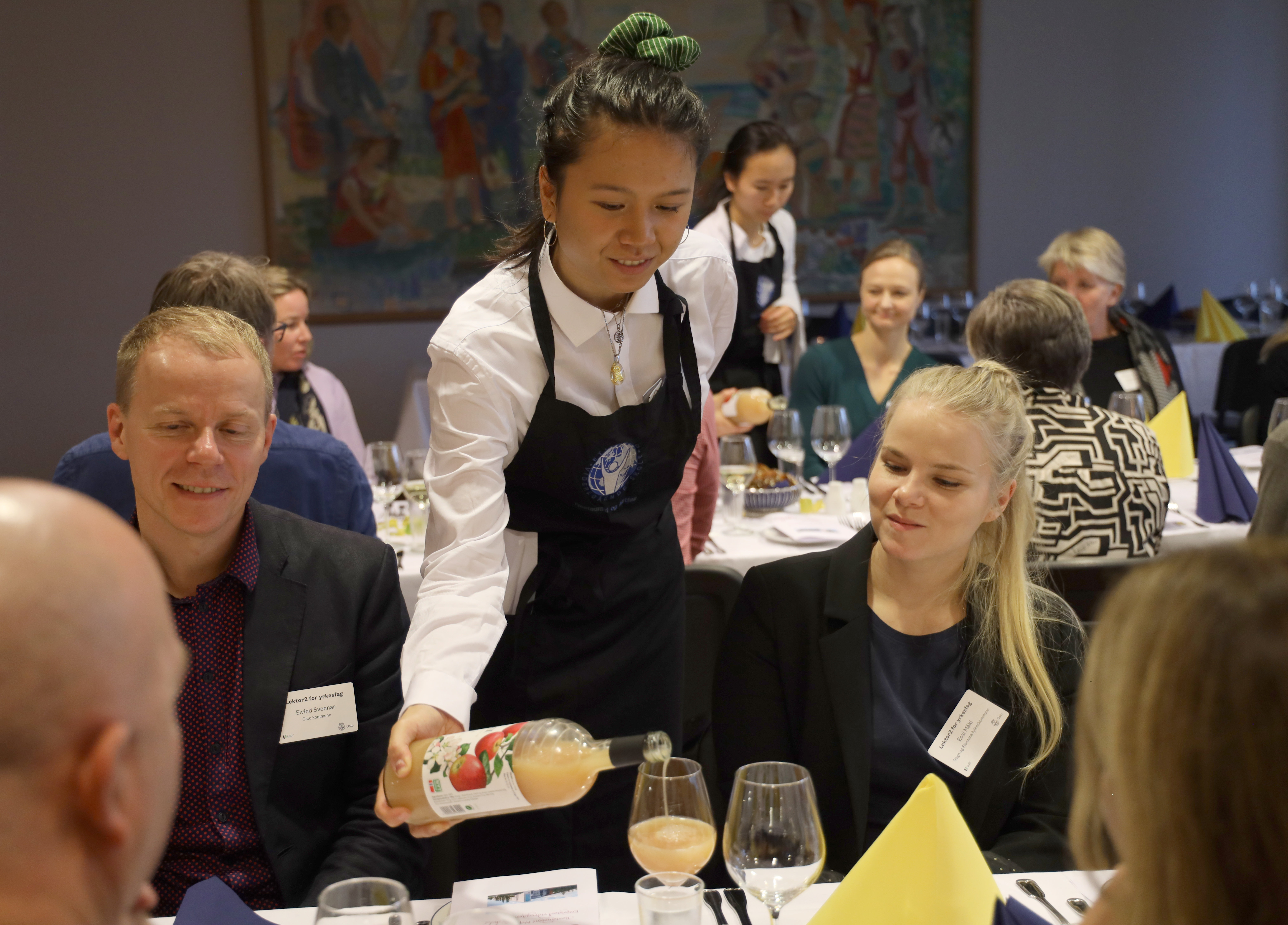 Elevene på Etterstad vgs driver sin egen restaurant. (Foto: Heidi M. Skjebstad)